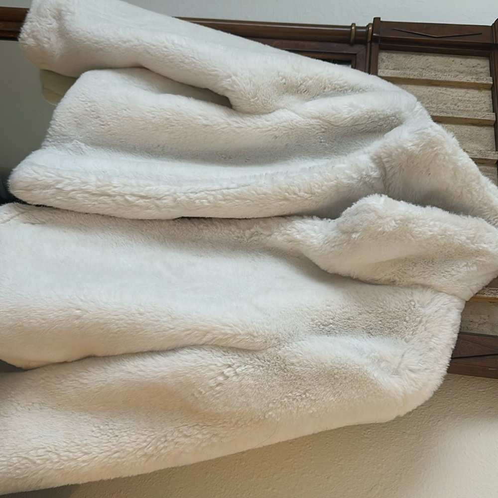 Faux Fur White Coat 
Size L  
Brand New shape